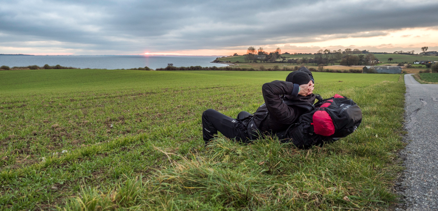 Vandrer med oppakning på Avernakø | Afstikker fra Øhavsstien