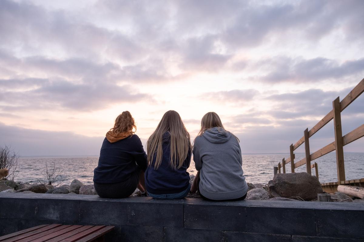 Øhavsstien Tre kvinder på Lohals havn Langeland