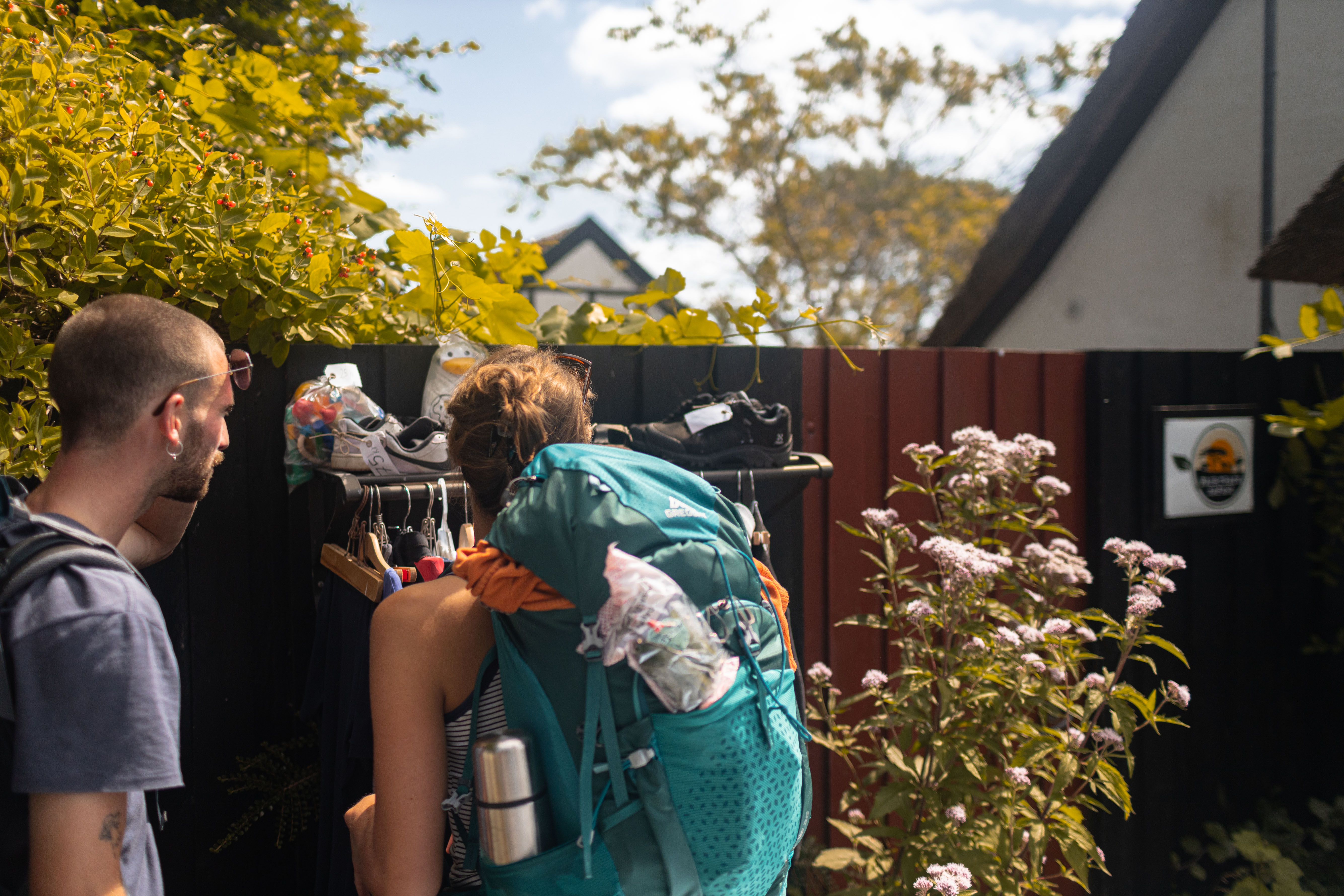 Vandrere der observerer et hus i Svendborg