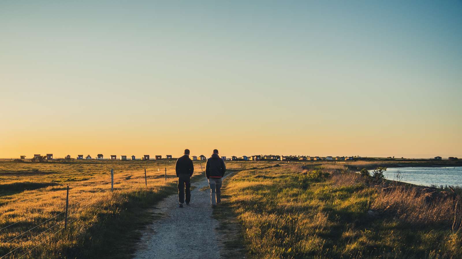 Vandrere på sti til badehusene på Ærø